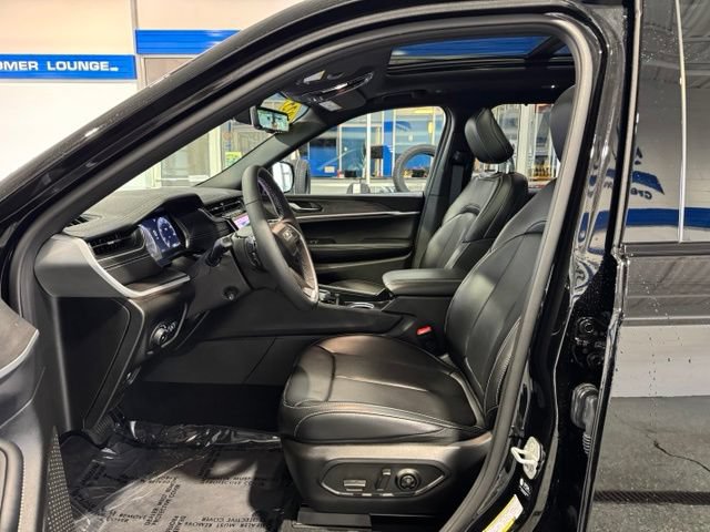 Used 2025 Jeep Grand Cherokee L Limited w/ Luxury Tech Group II AWD/4WD image 7