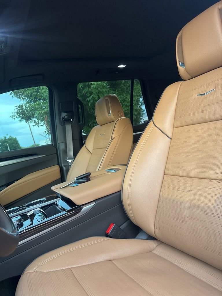 Used 2026 Cadillac Escalade Luxury w/ Touring Package AWD/4WD image 3