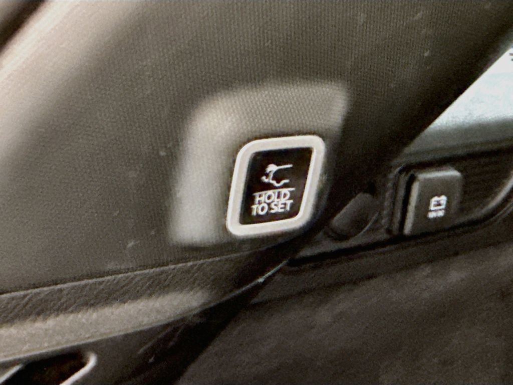 Used 2023 Jeep Grand Cherokee Overland AWD/4WD image 33