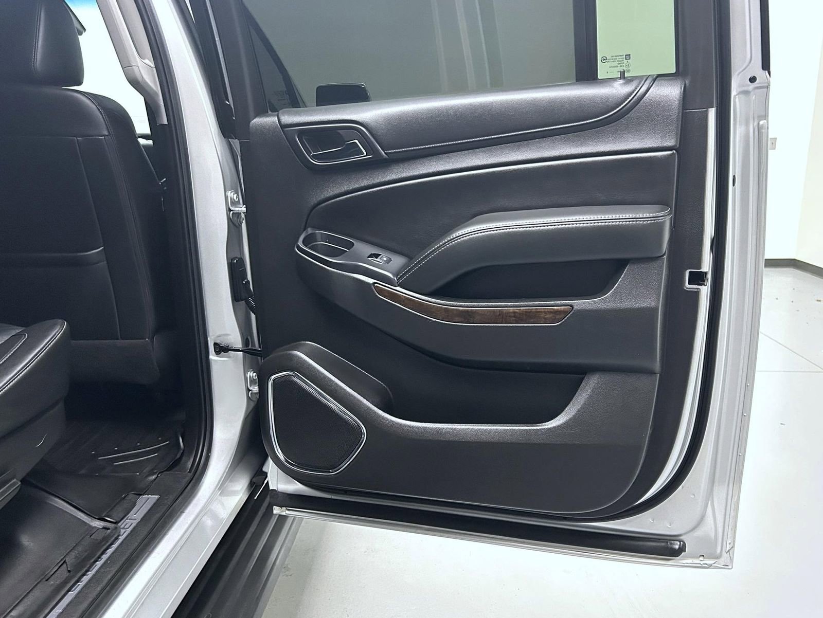 Used 2018 Chevrolet Suburban LT image 17