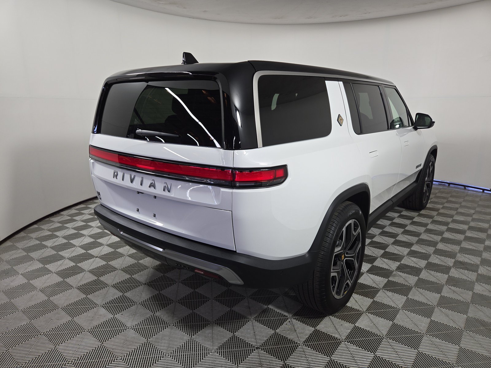 Used 2025 Rivian R1S Adventure AWD/4WD image 5