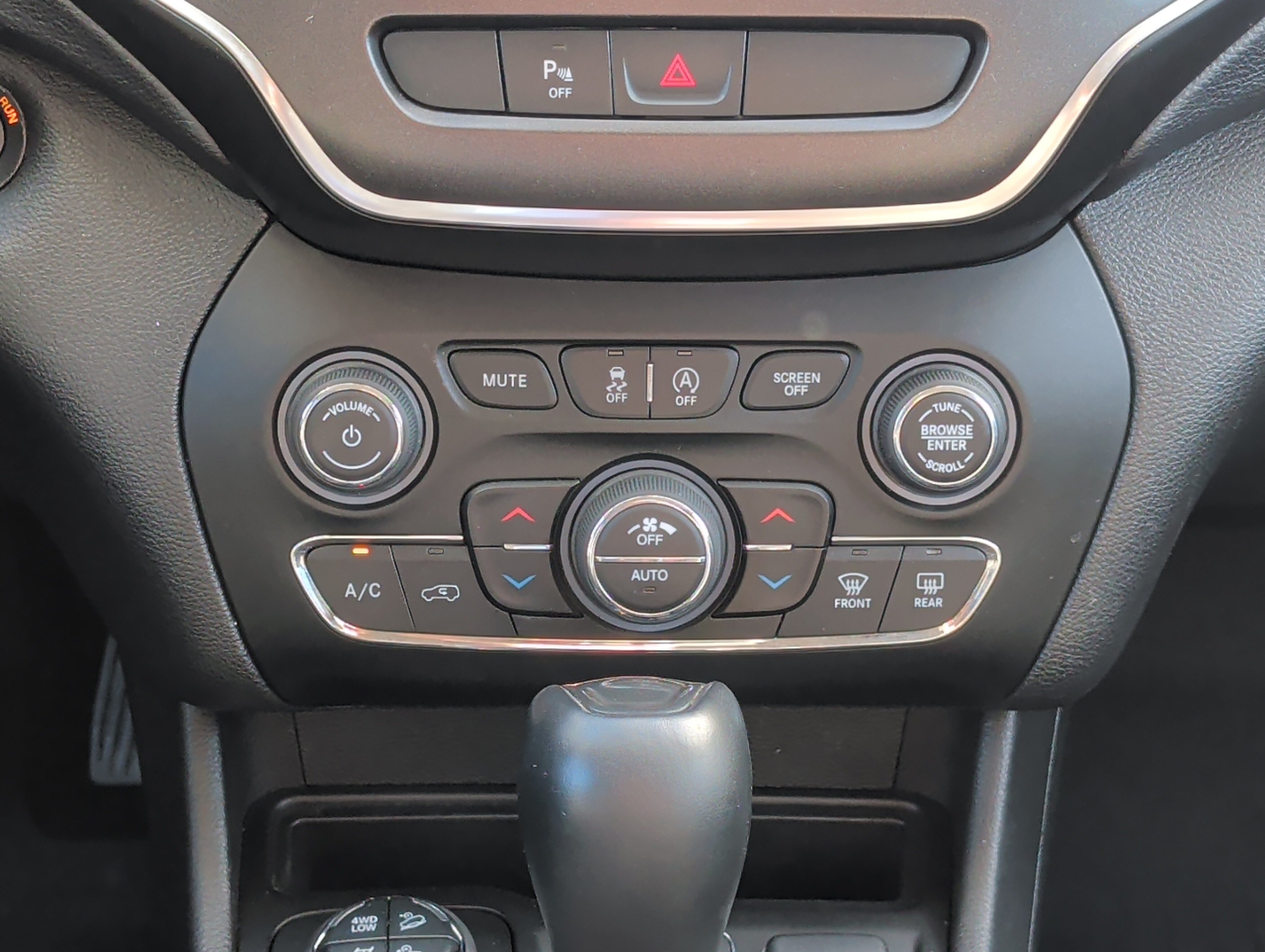 Used 2020 Jeep Cherokee Trailhawk w/ Cold Weather Group AWD/4WD image 24