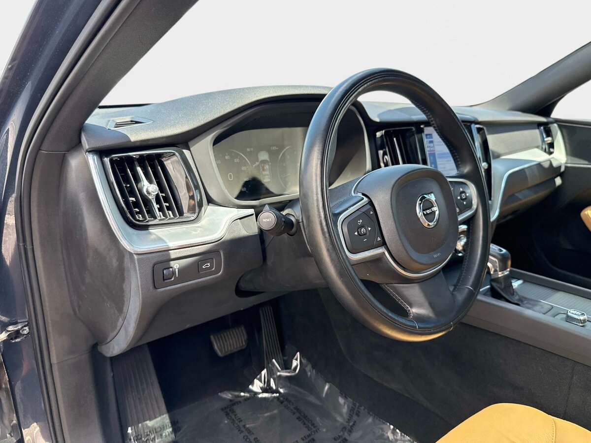 Used 2018 Volvo XC60 T5 Momentum w/ Vision Package AWD/4WD image 19