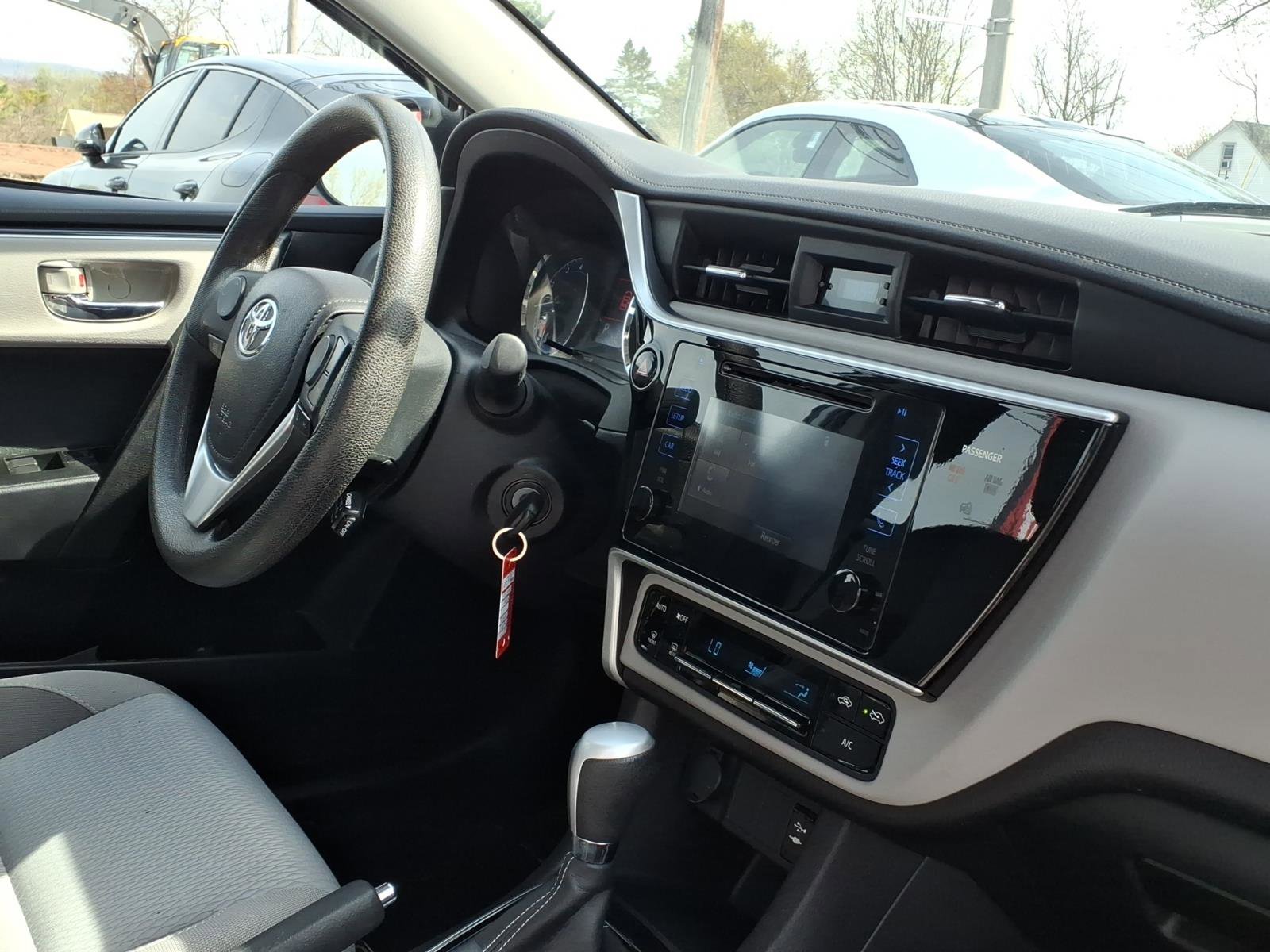 Used 2017 Toyota Corolla LE w/ Carpet Mat Package (TMS) FWD image 22