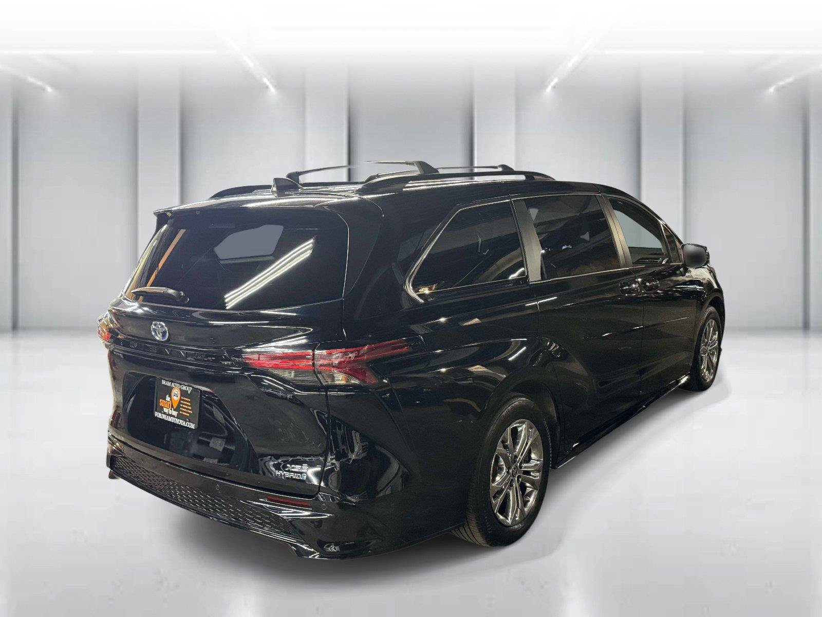 Used 2023 Toyota Sienna XSE AWD/4WD image 7