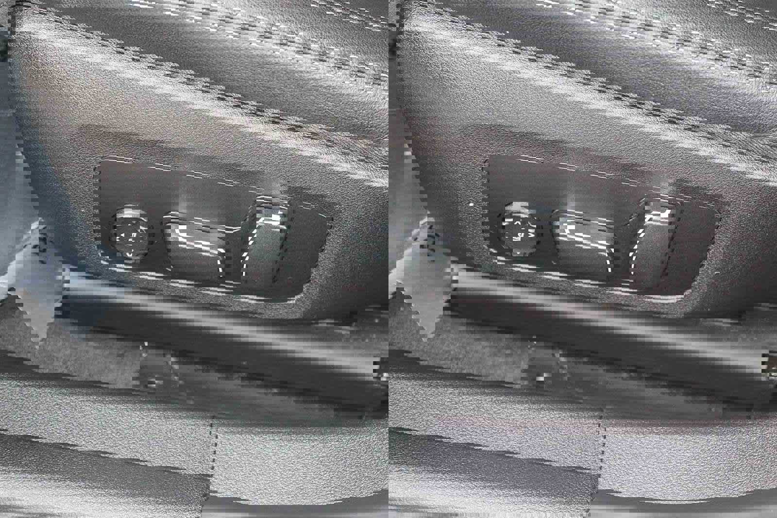 Used 2025 BMW 330i Sedan w/ Premium Package image 21