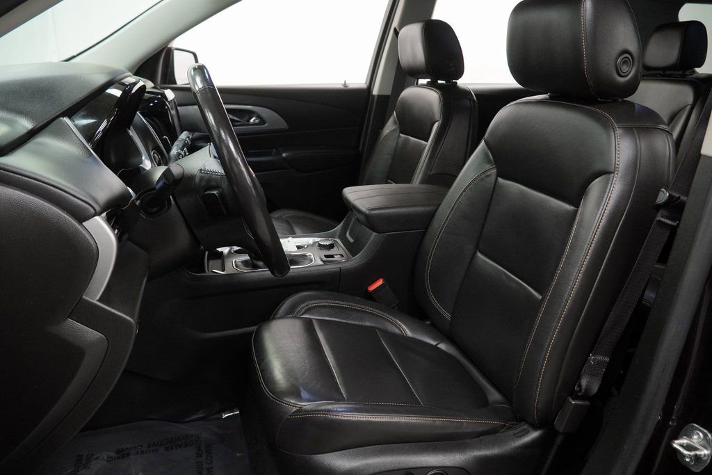 Used 2021 Chevrolet Traverse LT image 16