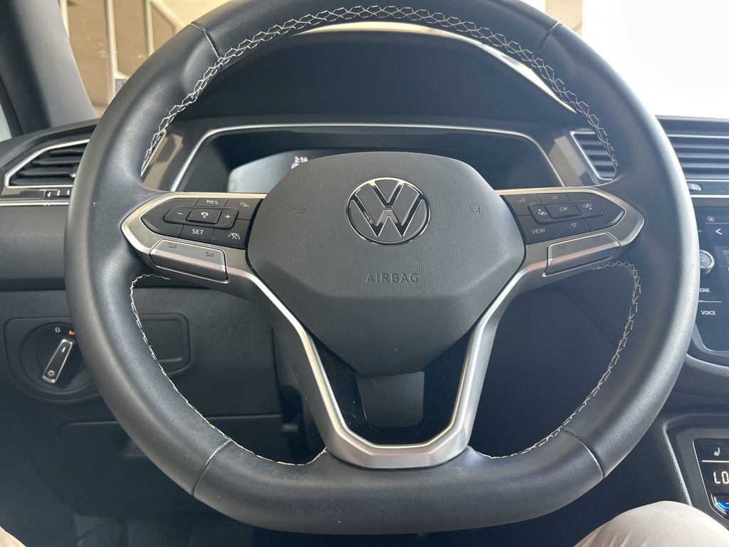Used 2024 Volkswagen Tiguan SE w/ Panoramic Sunroof Package FWD image 22