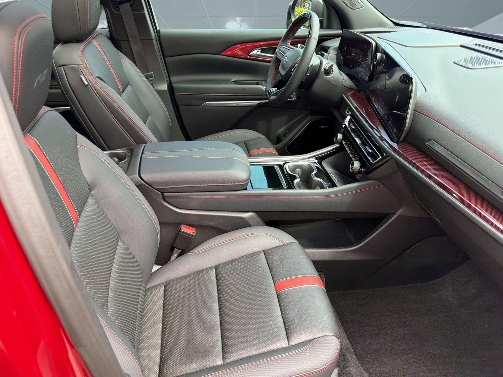 Used 2024 Chevrolet Traverse RS FWD image 26