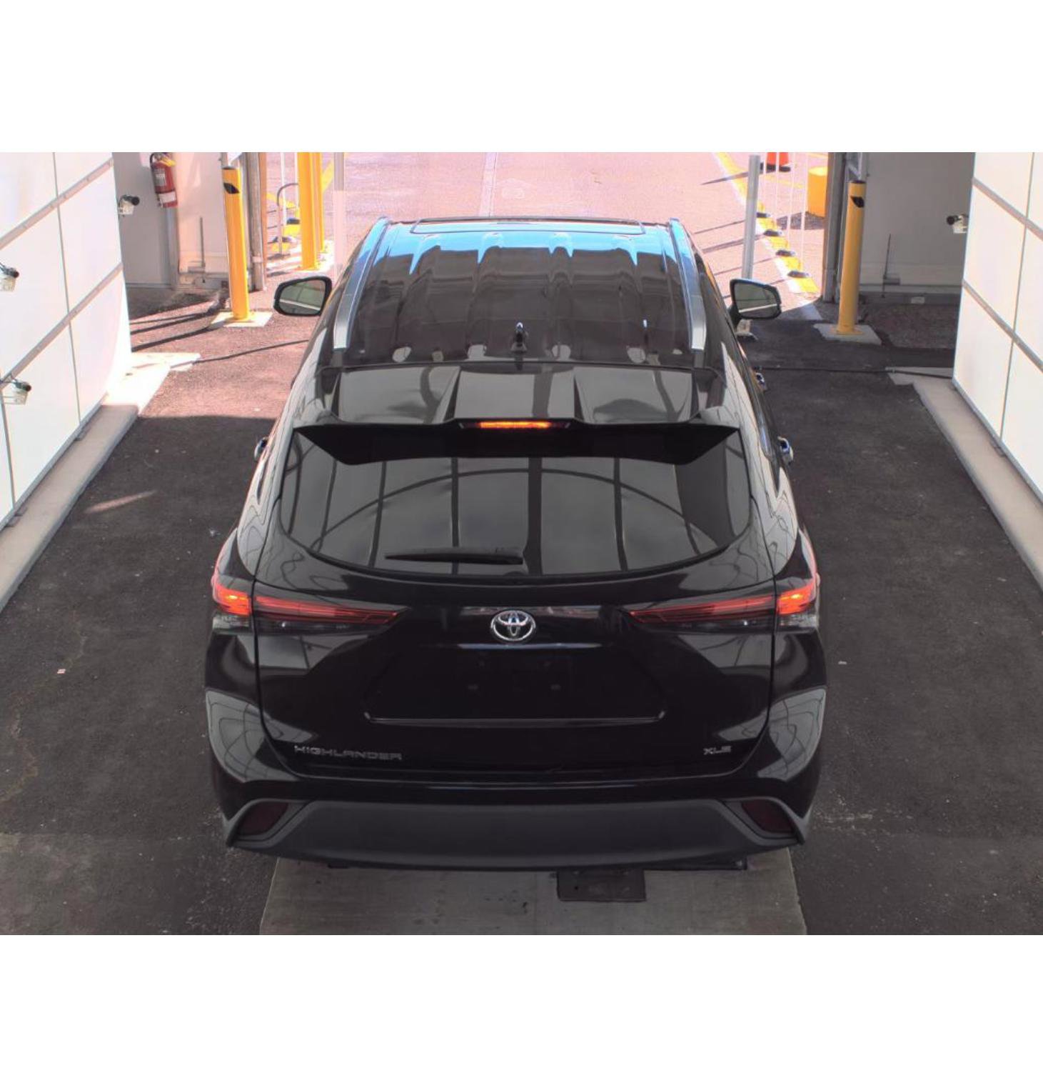 Used 2021 Toyota Highlander XLE image 3