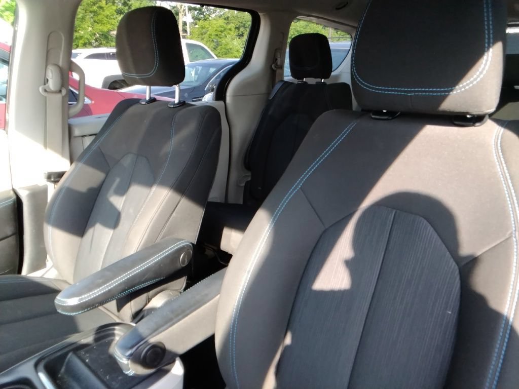 Used 2021 Chrysler Pacifica Touring w/ Cold Weather Group FWD image 9