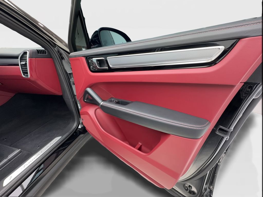 Used 2023 Porsche Cayenne Platinum Edition image 17