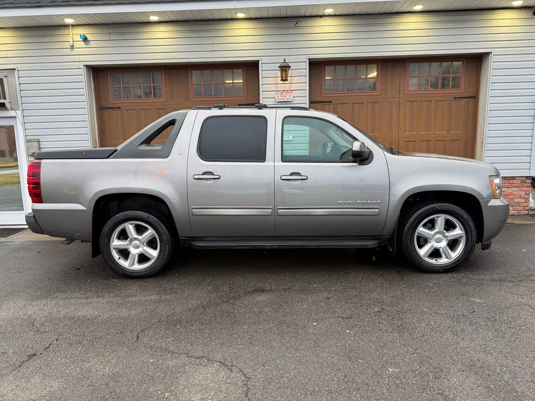 Used 2012 Chevrolet Avalanche LT image 2