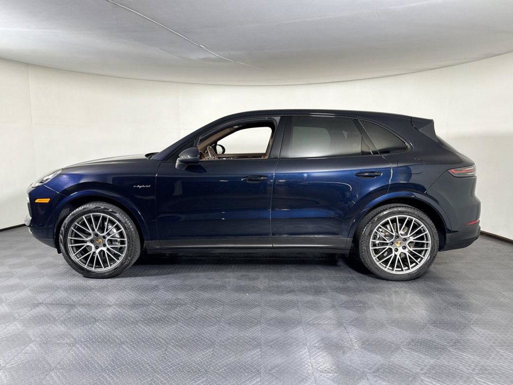 Certified 2023 Porsche Cayenne Platinum Edition AWD/4WD image 2