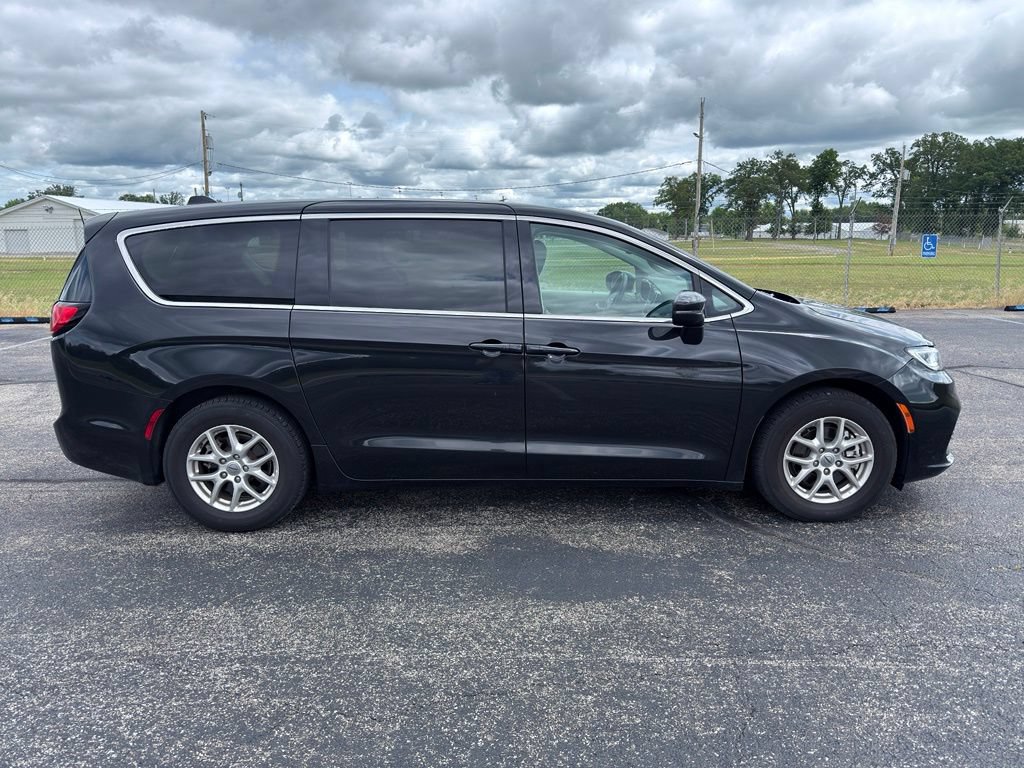 Used 2023 Chrysler Pacifica Touring-L FWD image 13