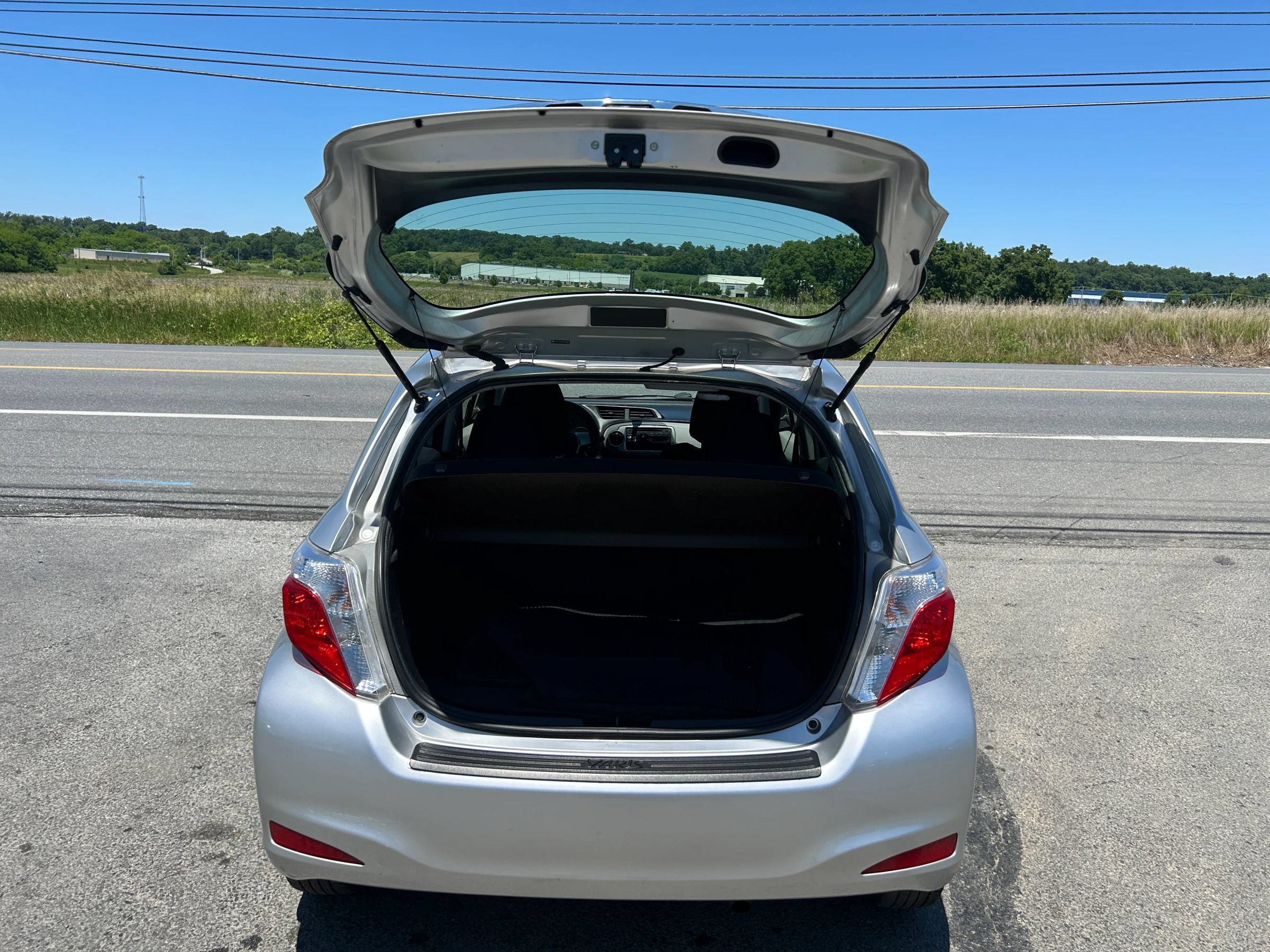 Used 2012 Toyota Yaris LE FWD image 11