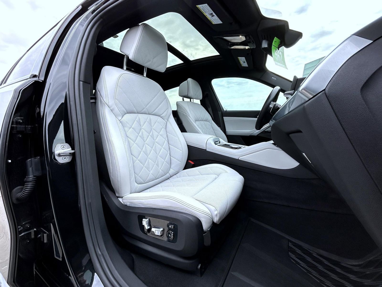 Used 2024 BMW X6 xDrive40i w/ Premium Package image 15