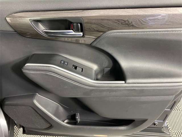 Used 2023 Toyota Highlander Limited image 28