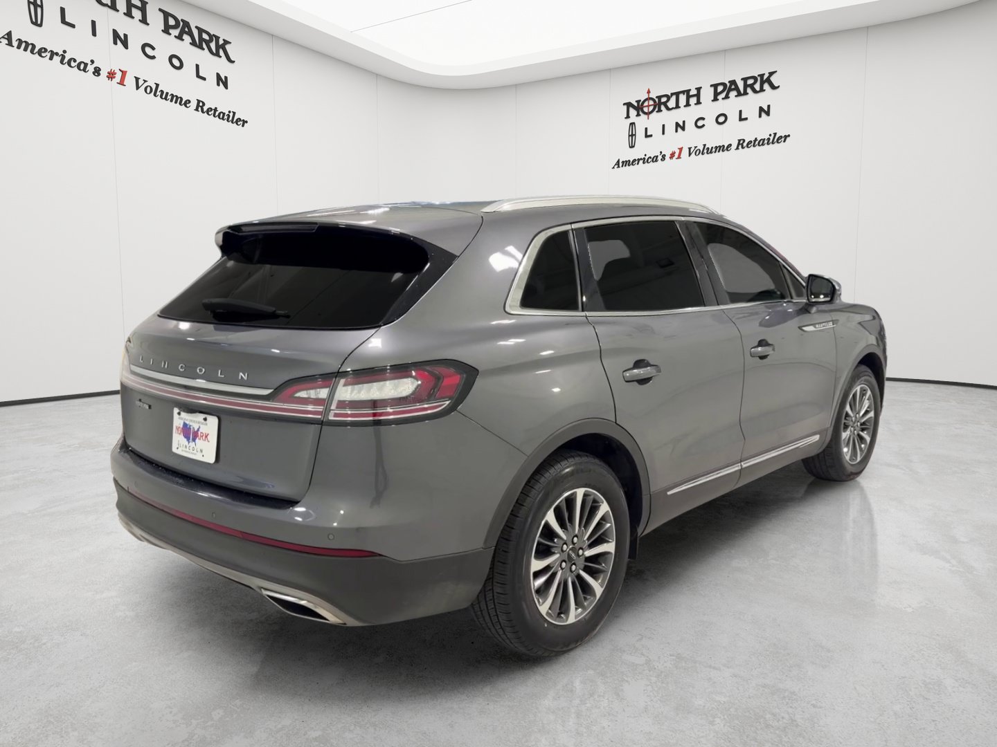 Used 2023 Lincoln Nautilus FWD w/ Premium Package image 5
