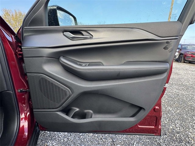 New 2025 Jeep Grand Cherokee L Laredo image 13