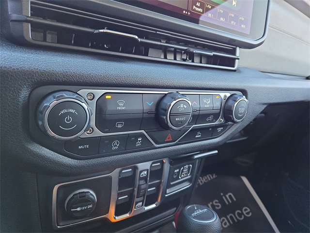 Used 2025 Jeep Gladiator Sport image 12