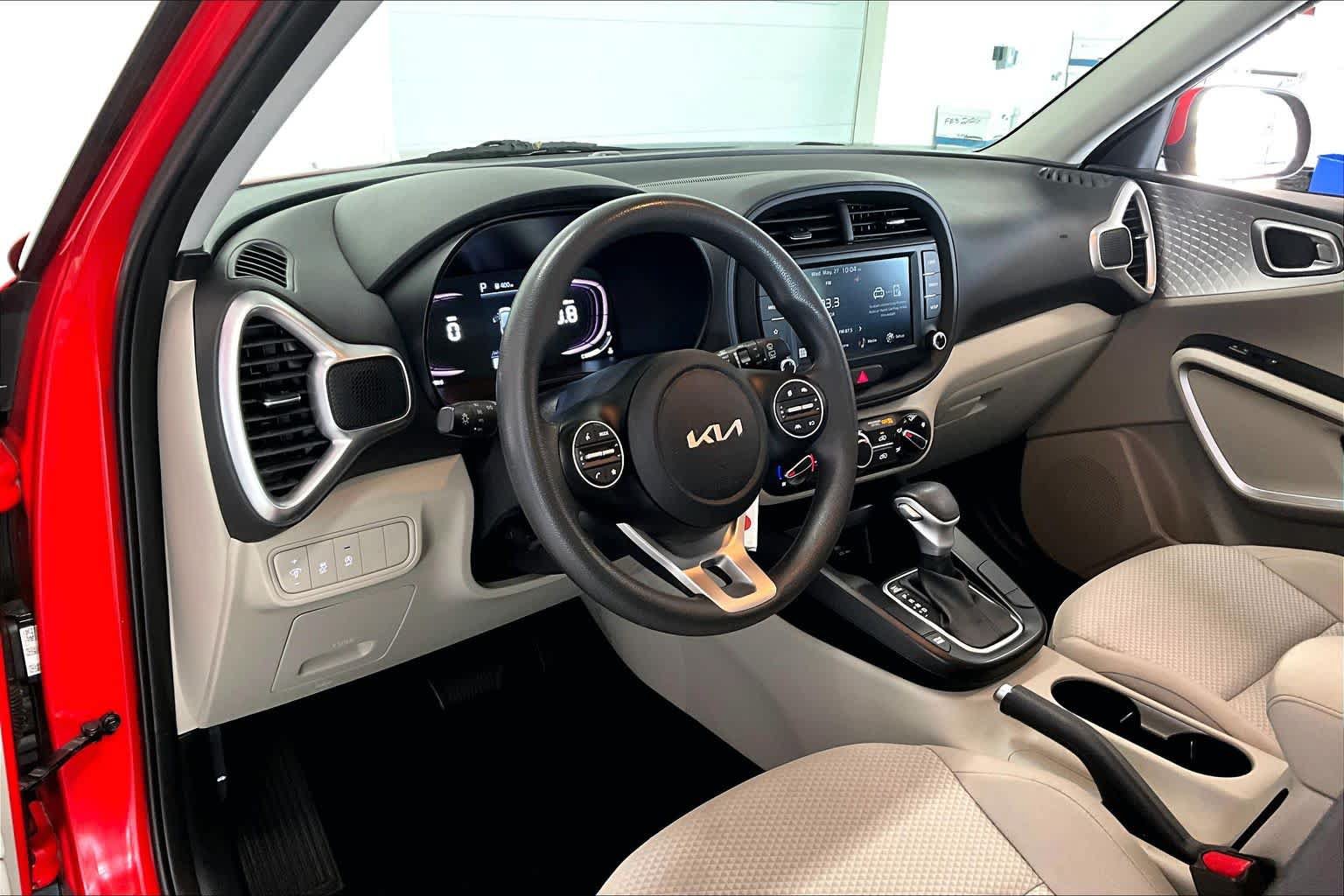 Used 2023 Kia Soul LX w/ LX Technology Package FWD image 2