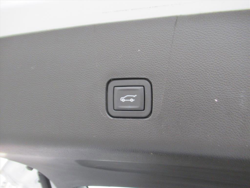 Used 2023 Chevrolet Traverse Premier image 35