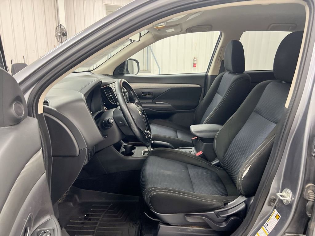Used 2016 Mitsubishi Outlander SE image 19