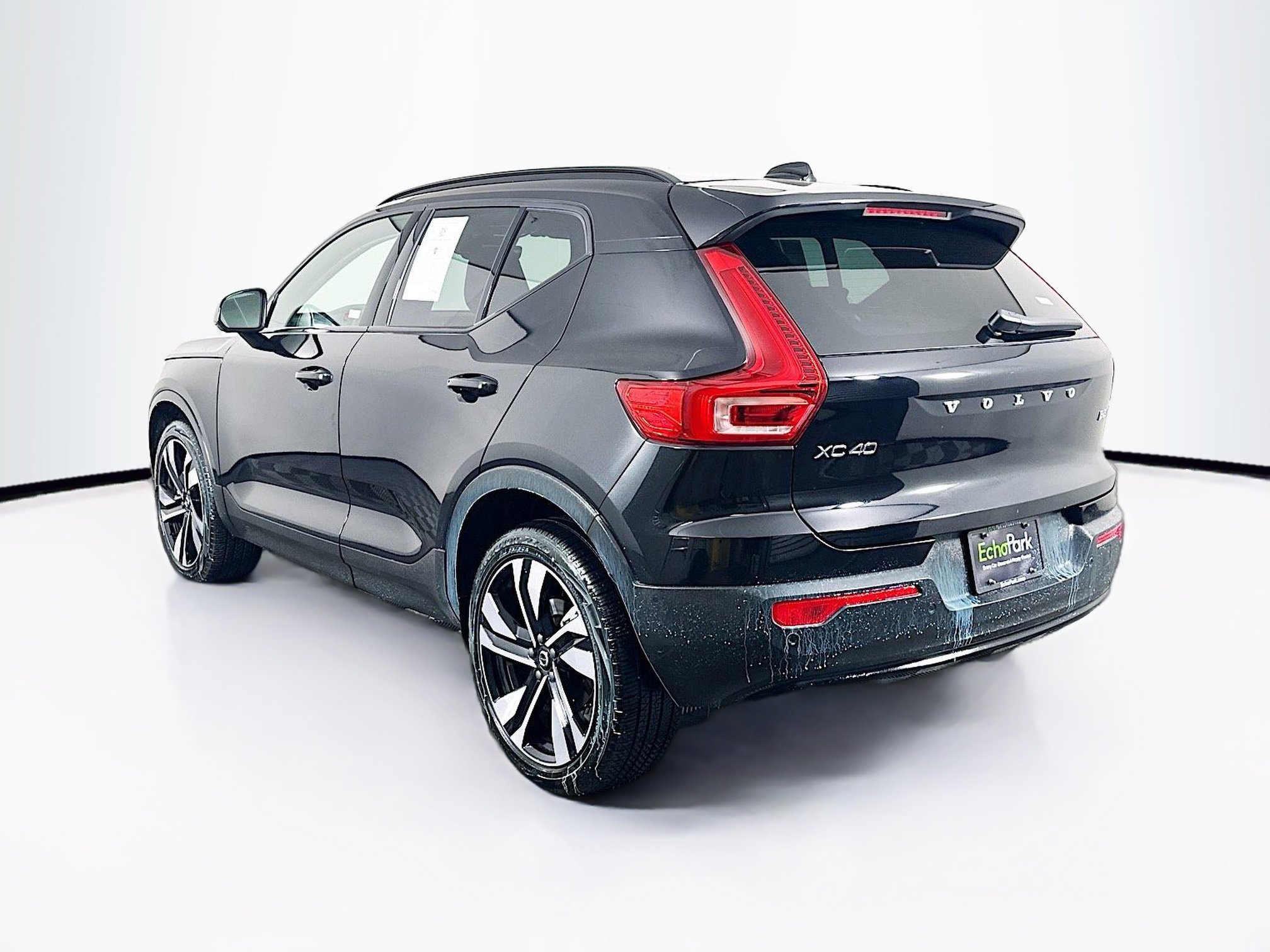 Used 2025 Volvo XC40 B5 Plus image 5