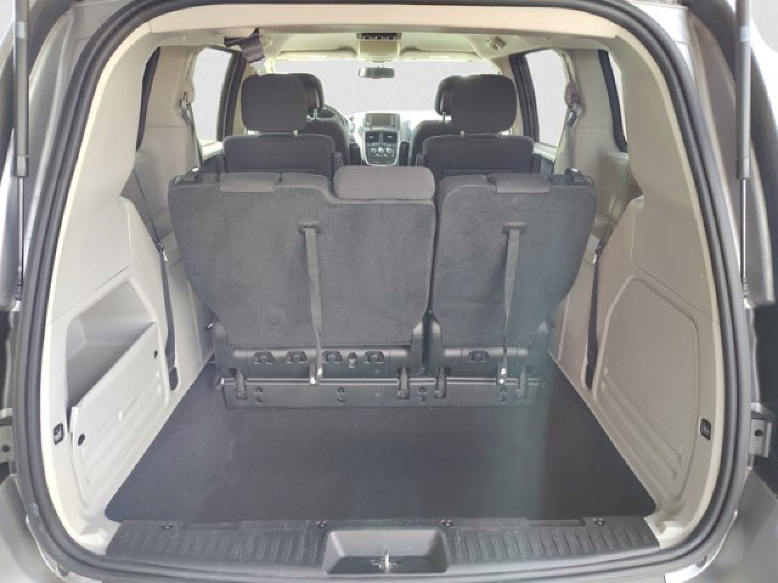 Used 2018 Dodge Grand Caravan SE w/ UConnect Hands-Free Group FWD image 17