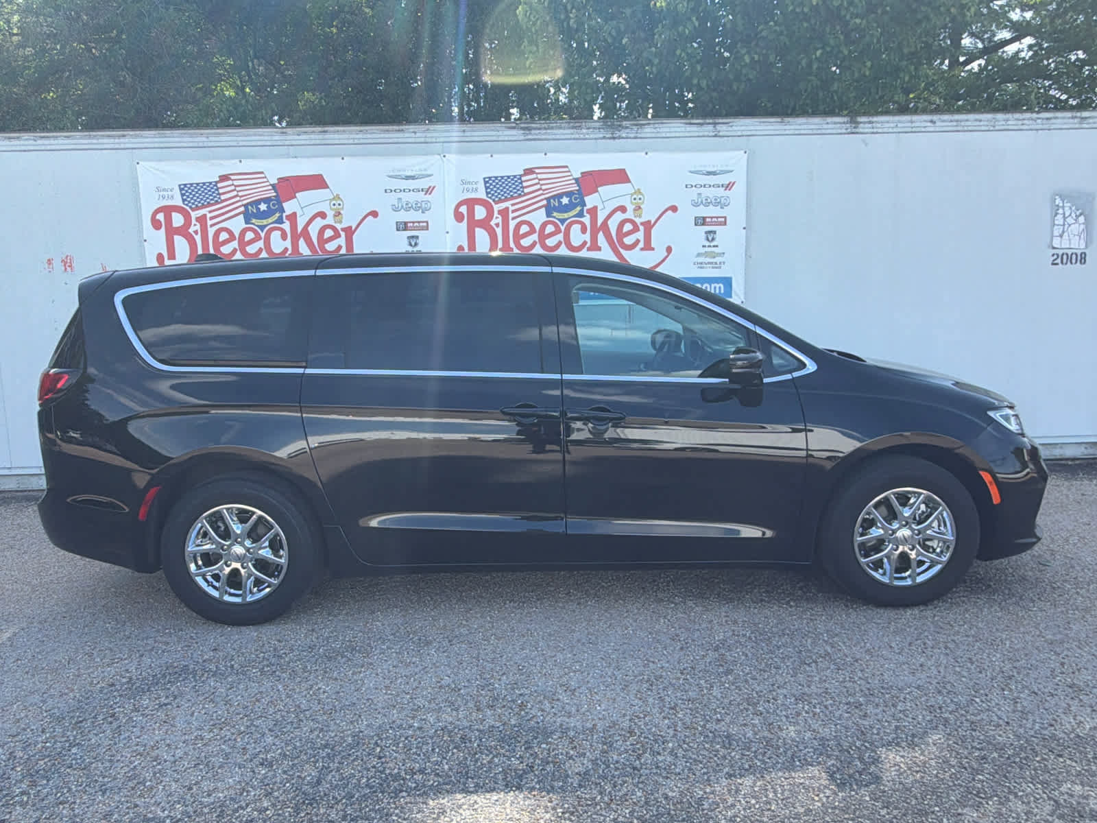 Used 2024 Chrysler Pacifica Touring-L FWD image 2