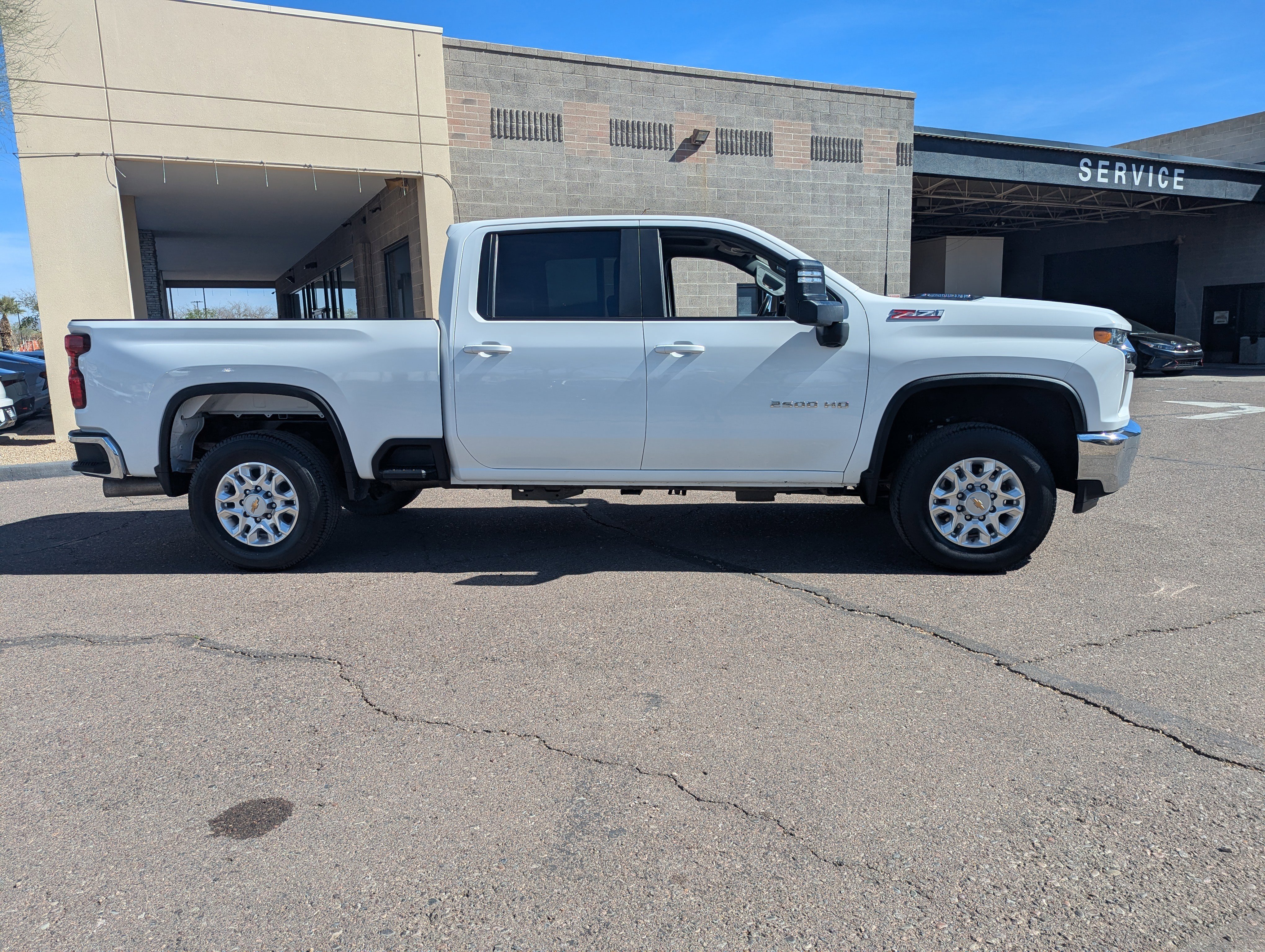 Used 2023 Chevrolet Silverado 2500 LT image 2