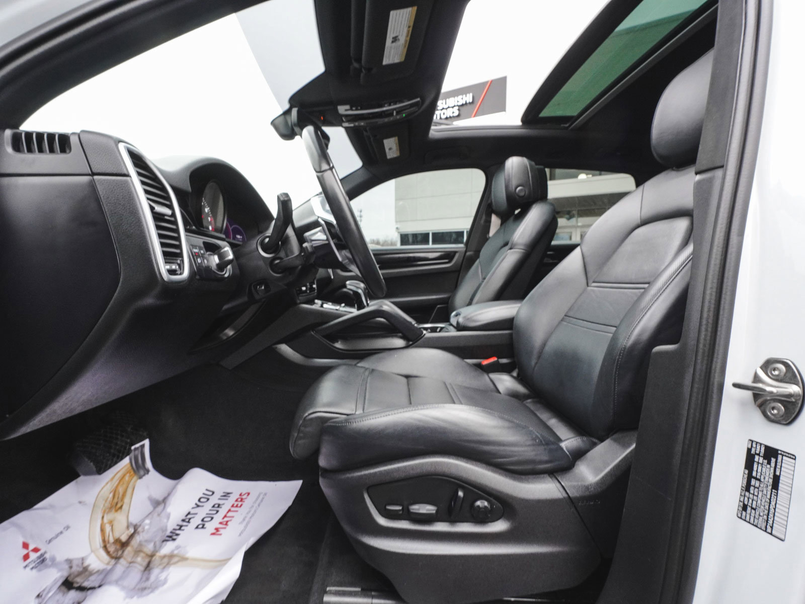 Used 2023 Porsche Cayenne w/ Premium Package image 32