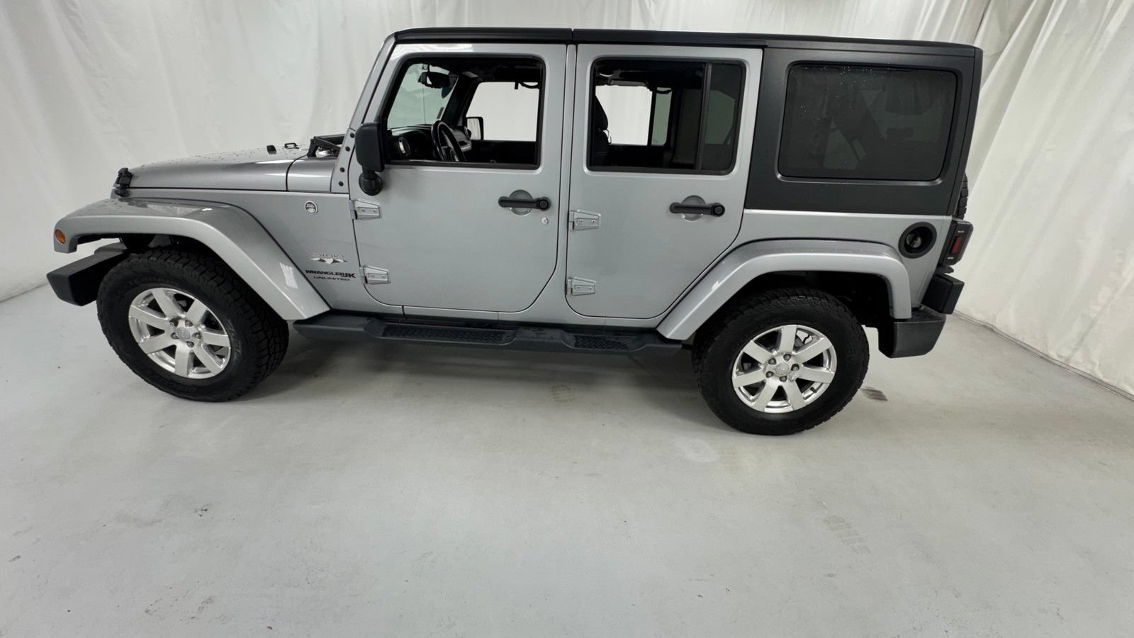 Used 2018 Jeep Wrangler Unlimited Sahara w/ Connectivity Group AWD/4WD image 6