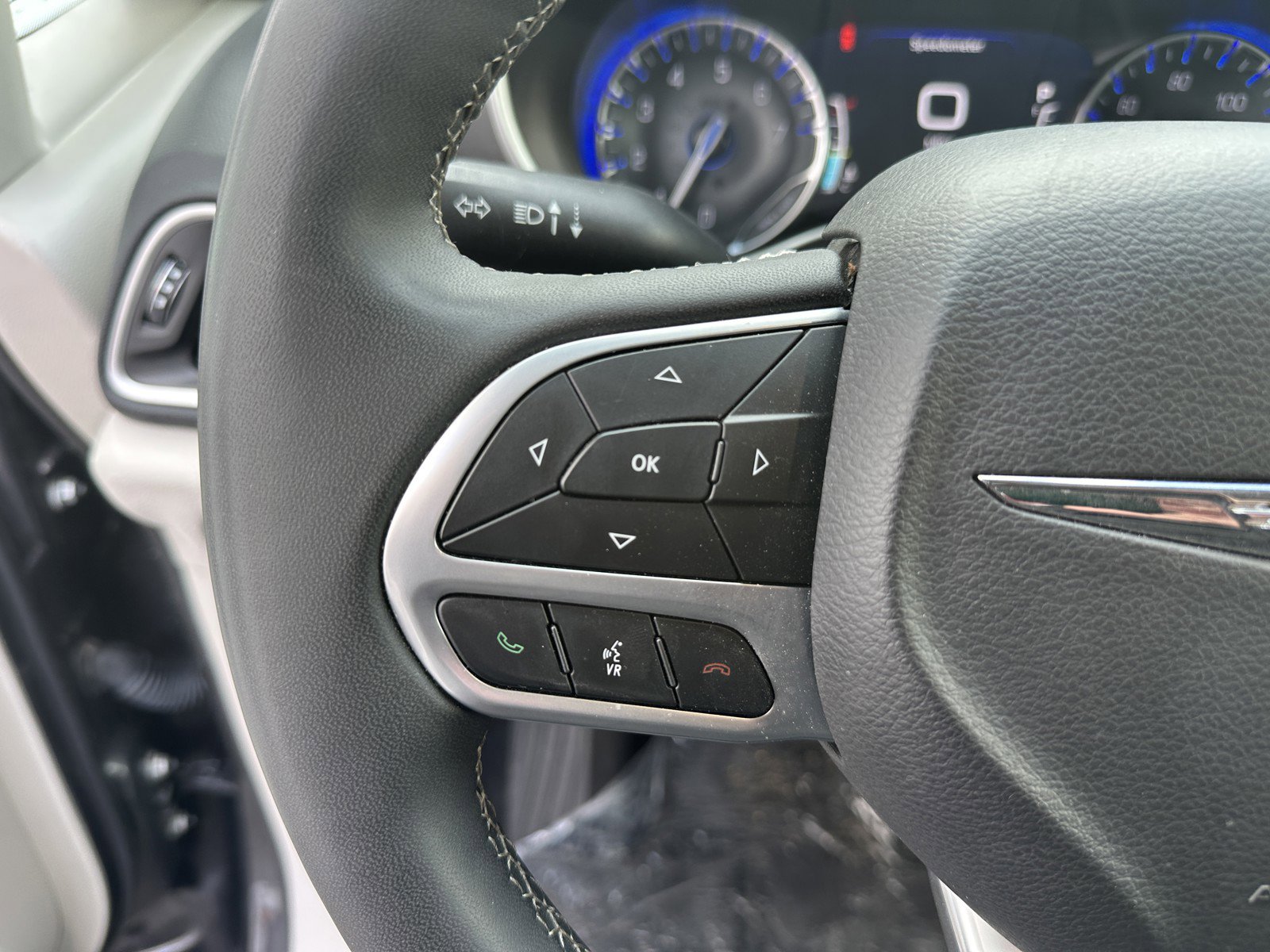 Used 2023 Chrysler Pacifica Touring-L FWD image 14