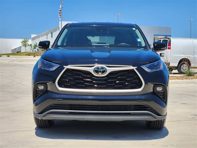 Used 2022 Toyota Highlander LE image 3