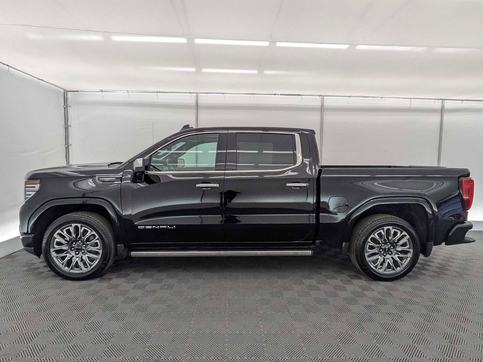 Used 2024 GMC Sierra 1500 Denali Ultimate AWD/4WD image 3