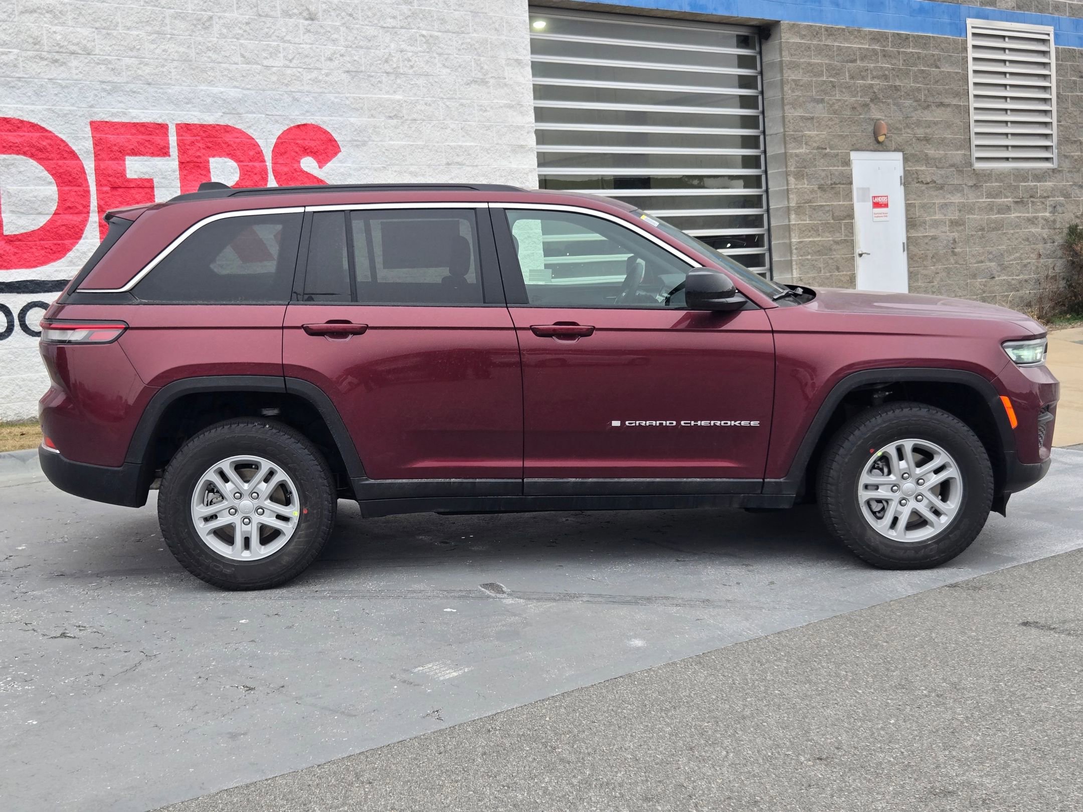 New 2025 Jeep Grand Cherokee Laredo w/ Trailer Tow Package image 8