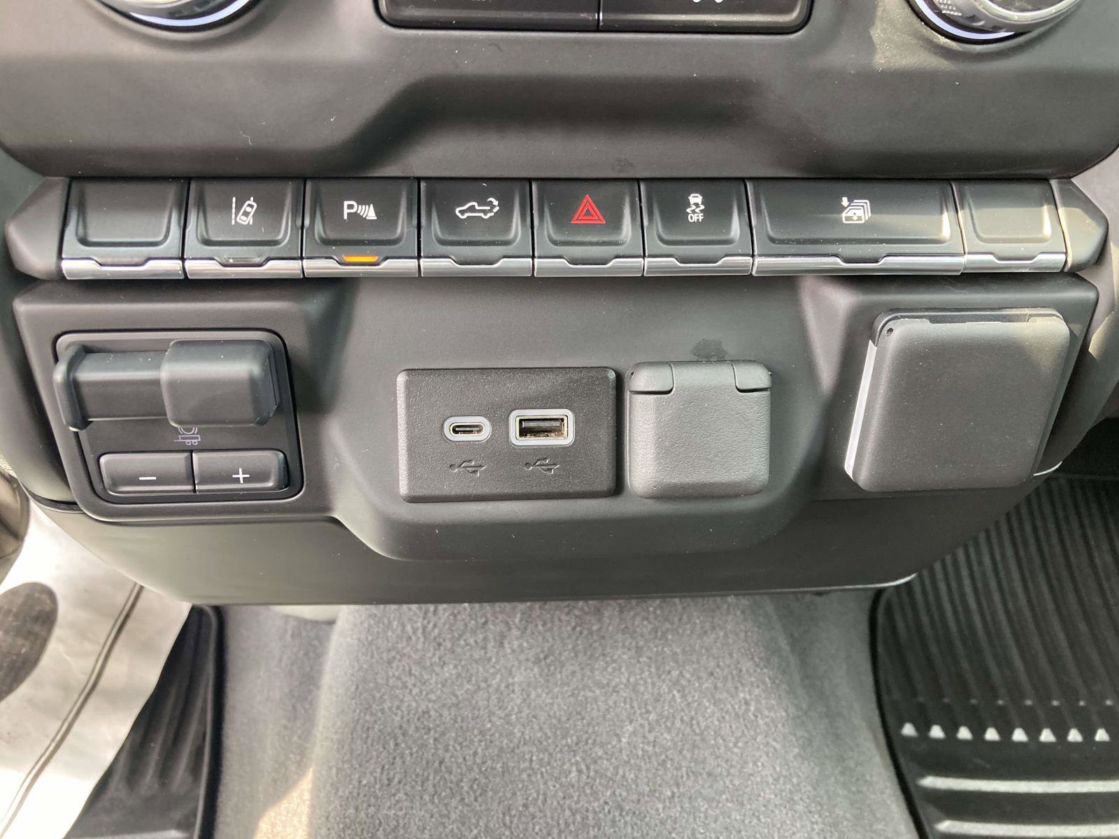 Used 2024 Chevrolet Silverado 2500 Custom w/ Custom Value Package image 16
