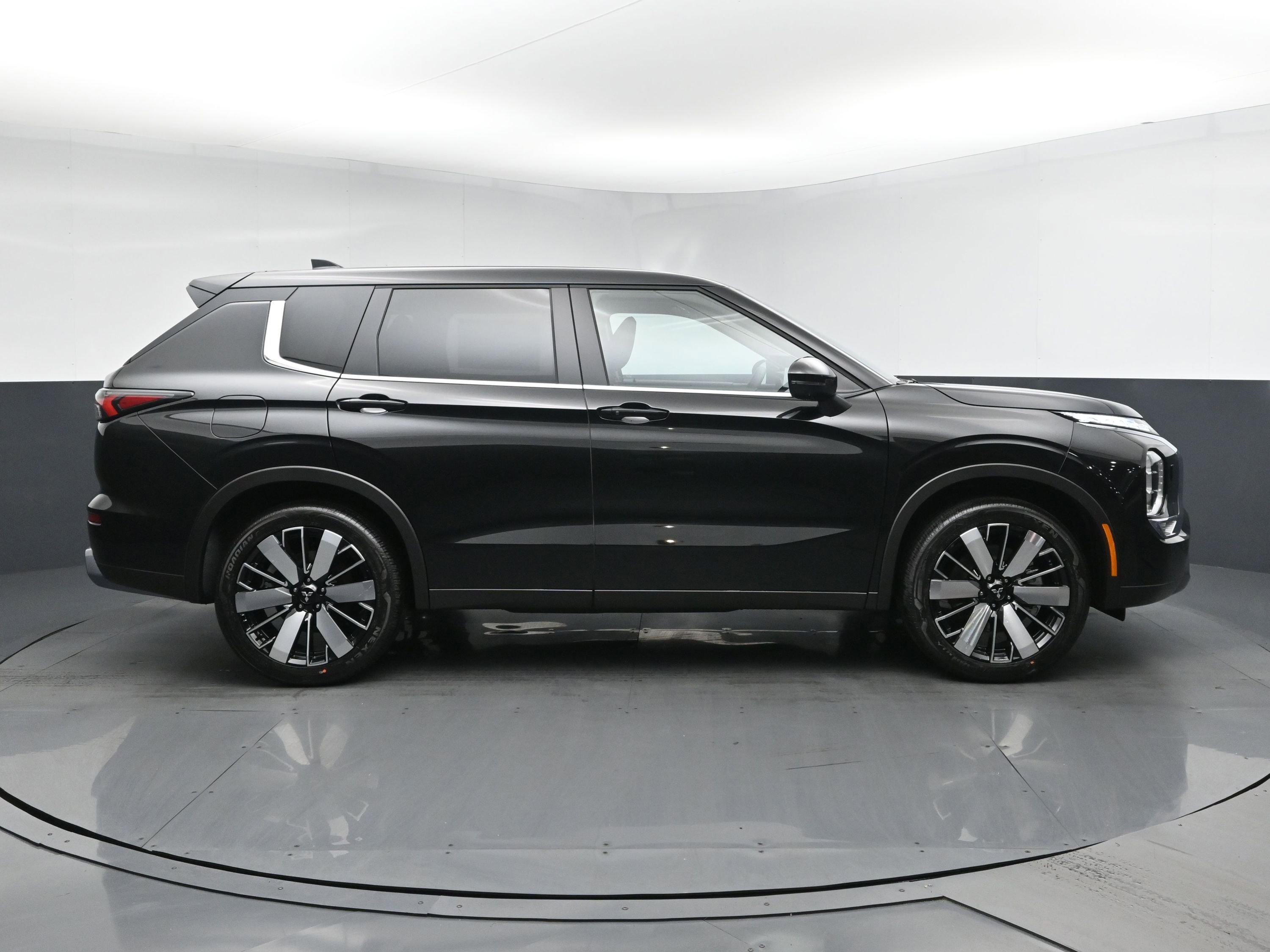 New 2026 Mitsubishi Outlander SE image 3