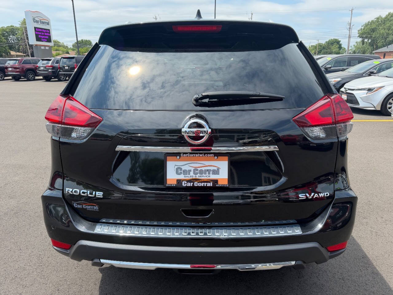 Used 2018 Nissan Rogue SV w/ Sun & Sound Touring Package AWD/4WD image 4