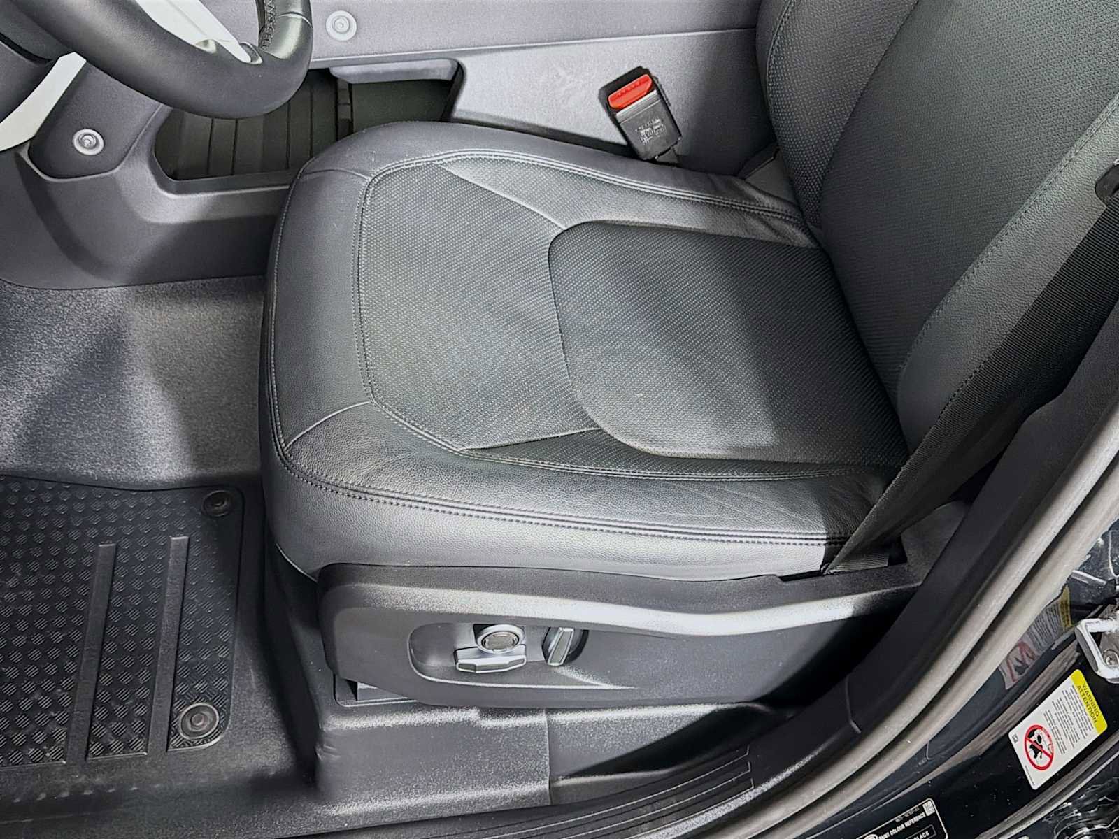 Used 2023 Land Rover Defender 130 SE image 21