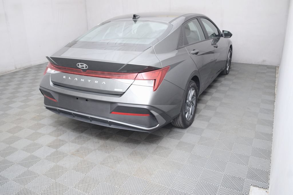 Used 2024 Hyundai Elantra Blue FWD image 5