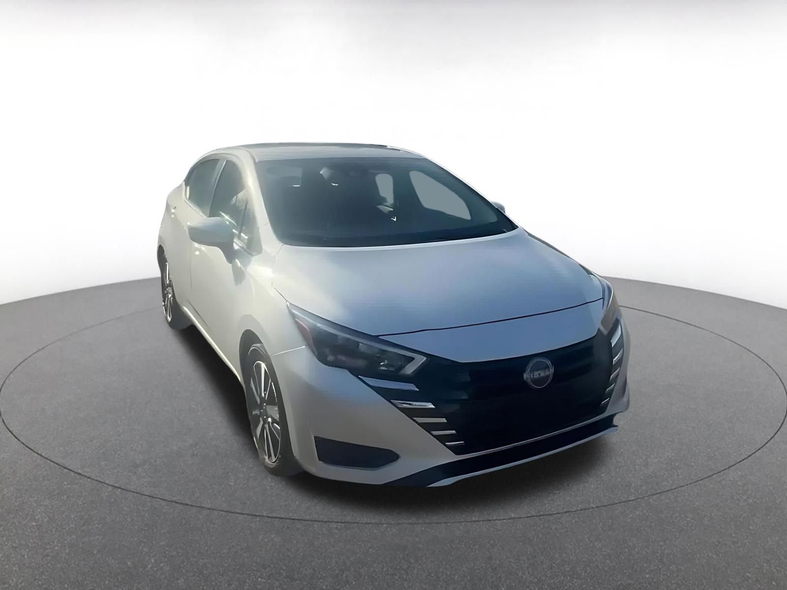 Used 2025 Nissan Versa SV image 3