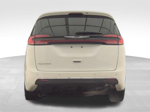 Used 2025 Chrysler Pacifica Select image 7