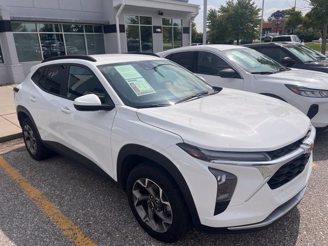 Used 2025 Chevrolet Trax LT FWD image 1