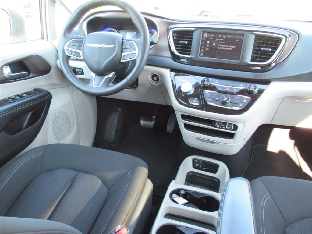 Used 2022 Chrysler Voyager LX image 11