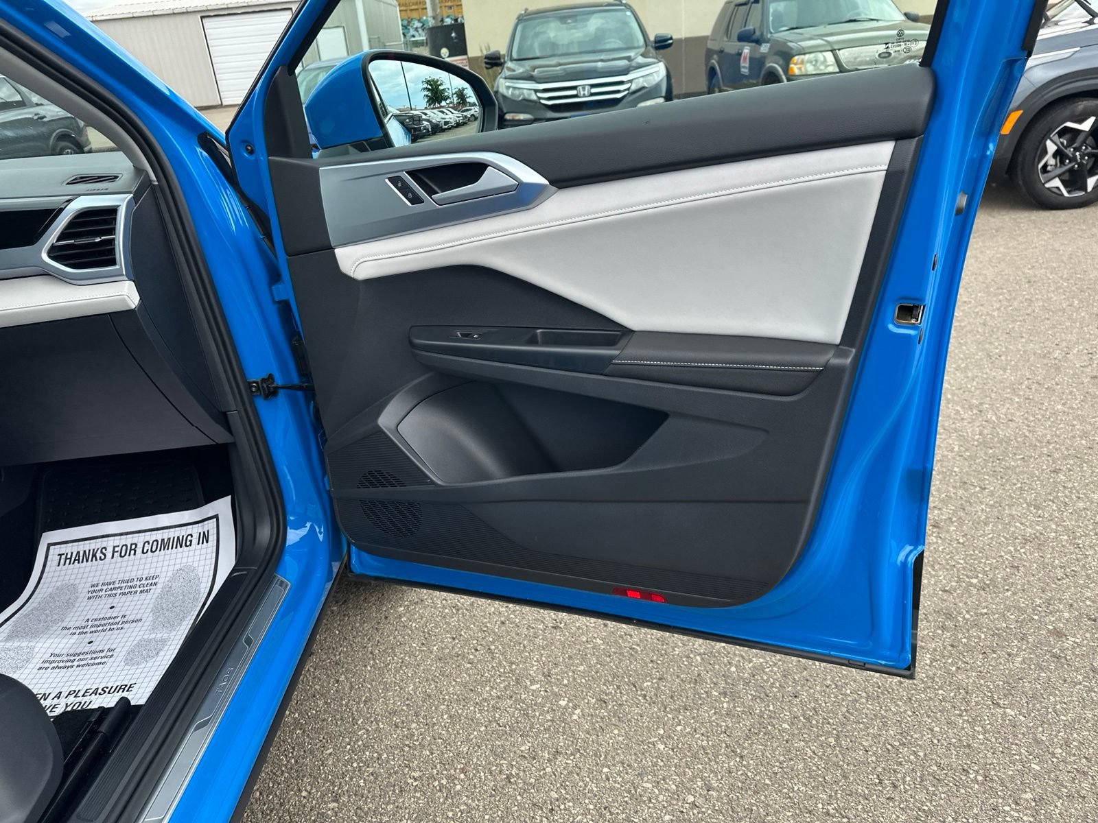 Certified 2025 Volkswagen Taos SE AWD/4WD image 36