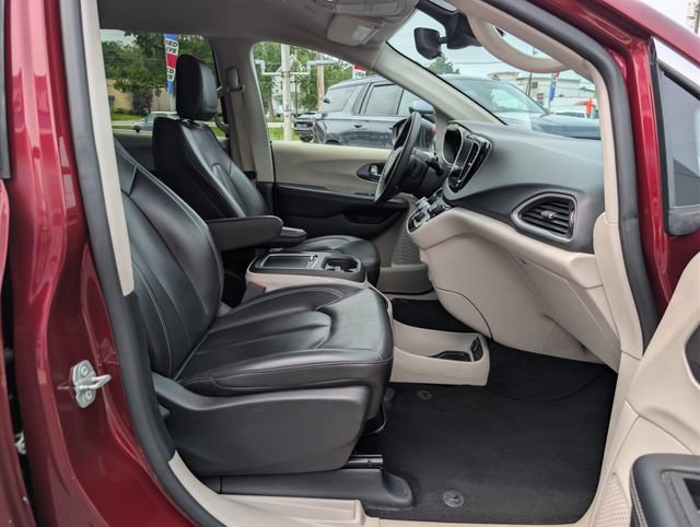Used 2023 Chrysler Pacifica Touring-L FWD image 12