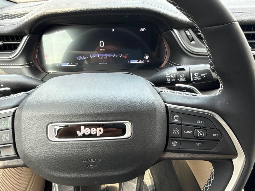 Used 2025 Jeep Grand Cherokee L Limited AWD/4WD image 25